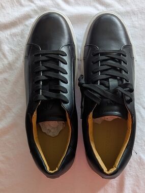 Men's Black Leather Low-Profile Sneakers with Contrasting Liner, 10.5